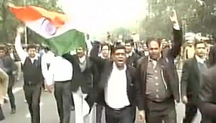 JNU row: Chanting &#039;Bharat Mata ki Jai&#039;, &#039;Vande Mataram&#039;, Patiala House court lawyers take out protest march
