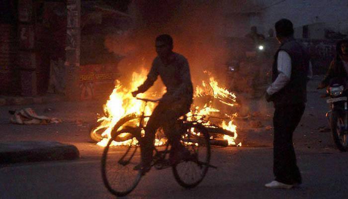 Jat stir: Haryana burns as violence continues, death toll rises to six; CM Khattar &#039;accepts&#039; protesters&#039; demand