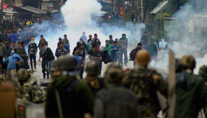 Police lathicharge protesting Jammu  and Kashmir school teachers