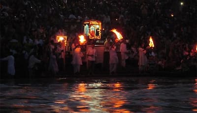 Mahashivaratri: Devotees offer prayers, perform Ganga Aarti – Watch video