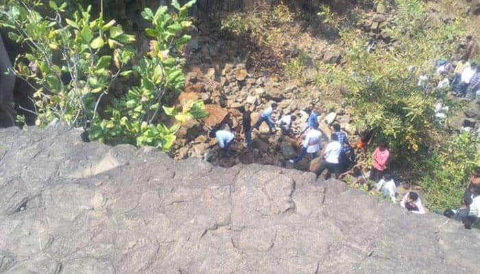 #Mahashivratri: 3 pilgrims killed, 5 trapped after landslide near Shiv temple in Chhindwara
