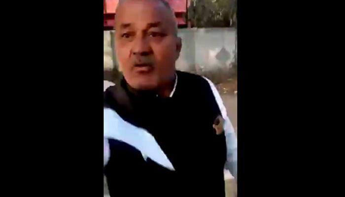 Trending Video: &#039;Netagiri&#039; in Delhi costs this &#039;neta&#039; dear