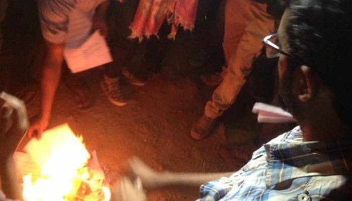 ABVP rebels burn Manusmriti copies in JNU - Here&#039;s why