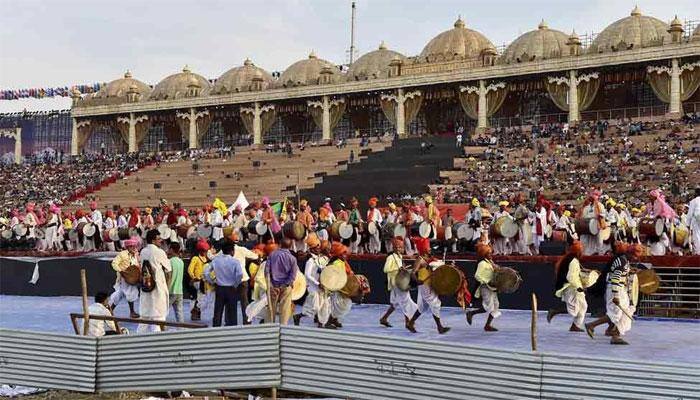 At World Culture Festival, Sri Sri&#039;s devotees look up to rain gods for mercy