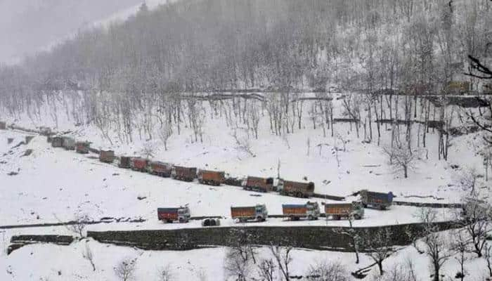 Drop in temp after snowfall, rain in J&amp;K, several passengers stranded