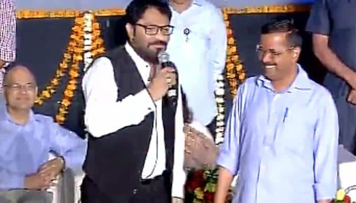 BJP&#039;s Babul Supriyo sings for Arvind Kejriwal &#039;lamhon ki guzarish hai yeh pass aajayein hum tum...&#039;