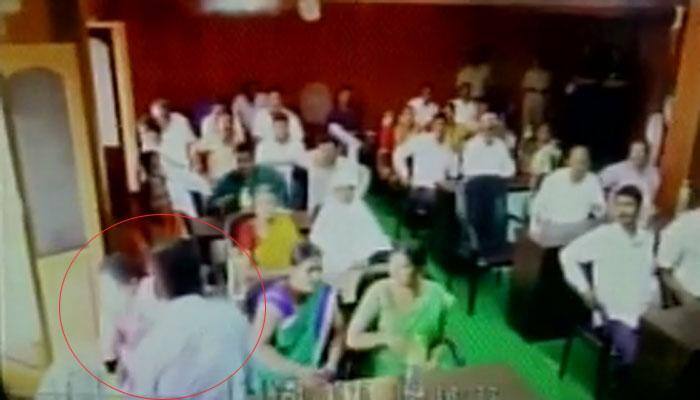 JD(S) worker in Karnataka slaps woman member during party meet, video goes viral – Watch