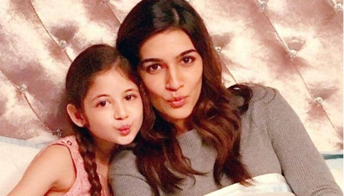 Adorable! Kriti Sanon&#039;s play time with &#039;Munni&#039; Harshali Malhotra—Watch videos!