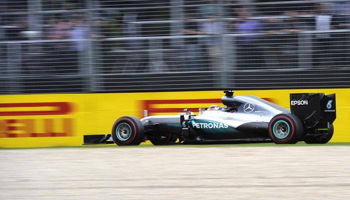 Australian GP: Mercedes&#039; Lewis Hamilton on pole as new-look format flops