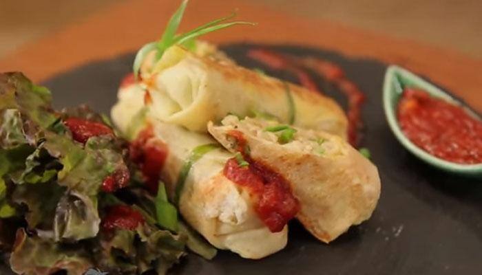 Recipe: Watch how to make 'Egg Brown Rice Chicken Roll'
