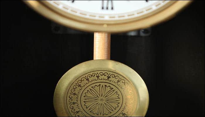 Decoded: How two pendulum clocks always oscillate in synchronicity