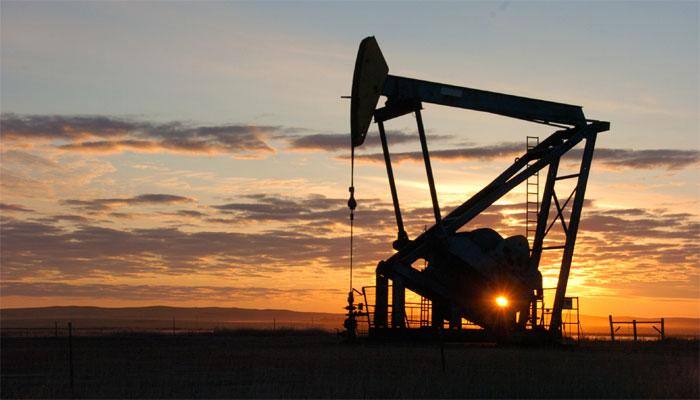 Oil falls as US crude stocks hit record for seventh week in a row