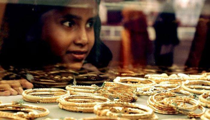  Gold edges up on fresh buying, silver declines