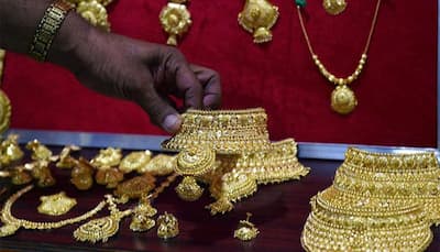 Gold snaps two-day losing streak as Asian shares slide 