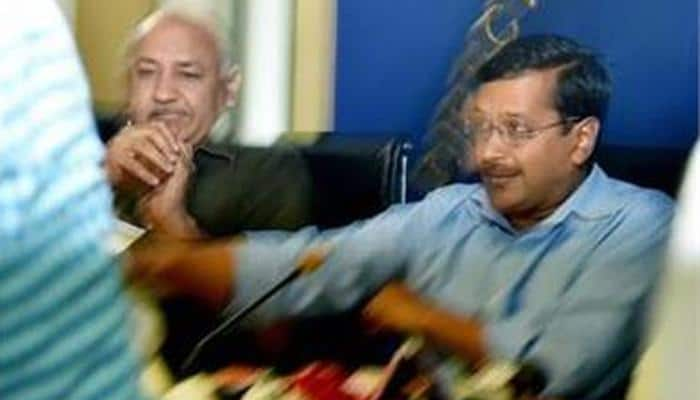 WATCH: Aam Aadmi Sena&#039;s Ved Prakash throws shoe at Delhi CM Arvind Kejriwal - FULL VIDEO