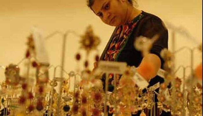 Many Indian jewellers open shops; gold discounts drop