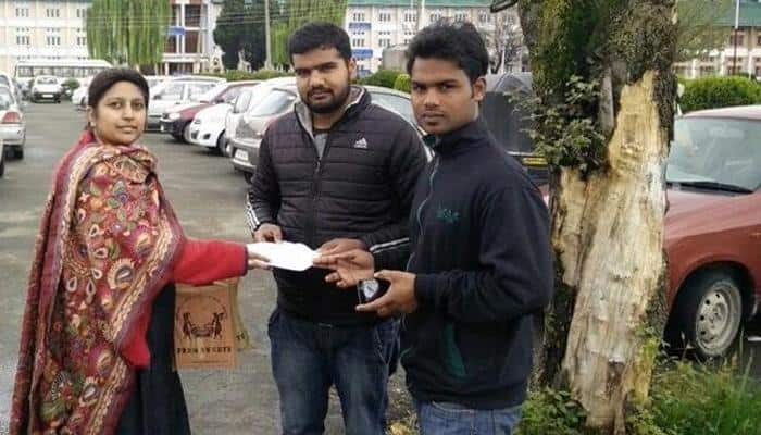 NIT Srinagar: Smriti Irani&#039;s former aide Shilpi Tewari meets students, gifts Tricolour to them; Twitterati hail her!