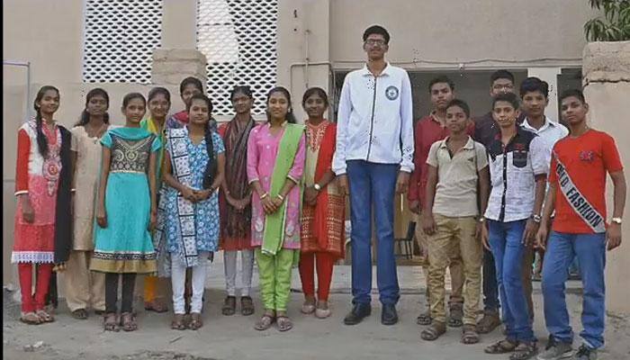 OMG! At 6 feet and 7 inch Yashwant Raut is India's tallest teenager? - Watch