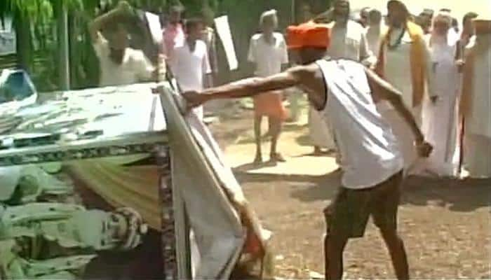 When Nirmohi Akhara saints ransacked Asaram&#039;s ashram in Madhya Pradesh&#039;s Ujjain - See pics