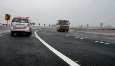 Scary! Truck carrying firecrackers catches fire at Yamuna Expressway – Watch