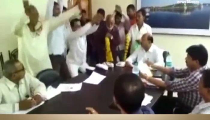 Simply hilarious! Protesters storm PWD office, perform &#039;nagin dance&#039; against official apathy - Watch