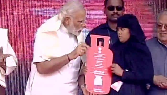 PM Narendra Modi launches 'Pradhan Mantri Ujjwala Yojana' on Labour Day, calls himself no. 1 labourer of India