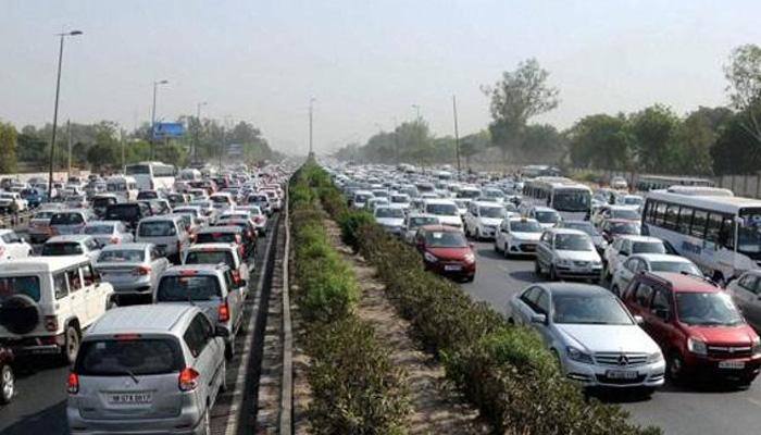 Delhi govt backs cabbies, moves SC requesting to remove diesel taxis in phased manner