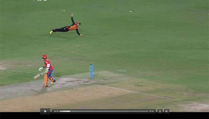 Must watch VIDEO: When SunRisers Hyderabad&#039;s Kane Williamson took a blinder against Gujarat Lions
