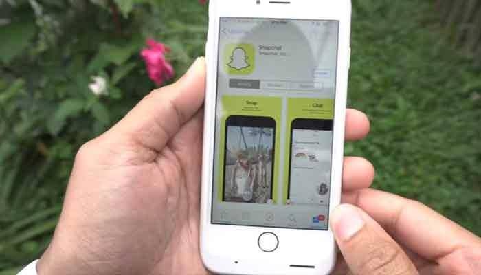Snapchat's latest update: One-handed zoom feature - Watch how it works!