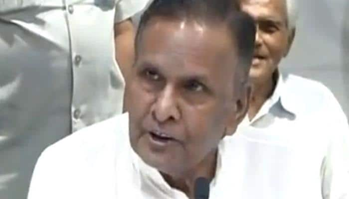 Congress&#039; Beni Prasad Verma rides &#039;bicycle&#039; again, joins Mulayam&#039;s Samajwadi Party