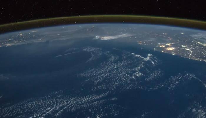 Cosmic dust unveils Earth's ancient atmosphere 