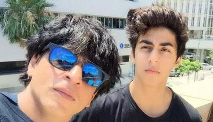Selfie mania: Aryan Khan looks a tad similar to daddy Shah Rukh Khan! – See pic 