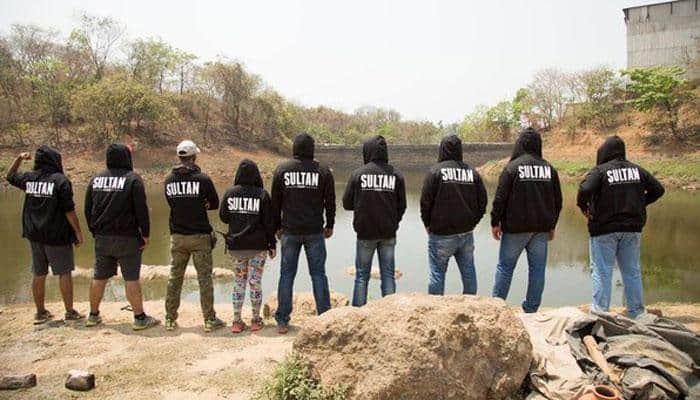 Hoodie Hoodie Dabangg! Salman Khan surprises team &#039;Sultan&#039; with customised sweatshirts