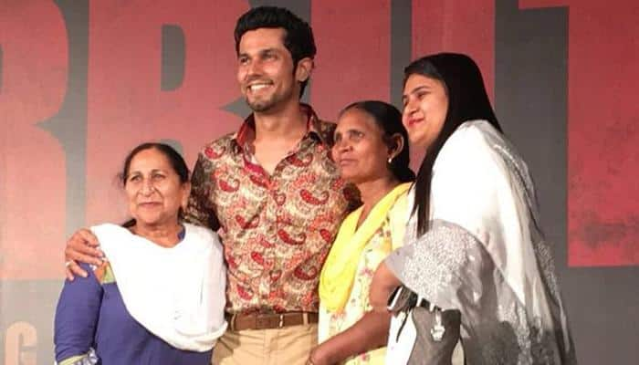 Music concert for &#039;Sarbjit&#039;: Randeep Hooda poses with Sarabjit Singh&#039;s family!