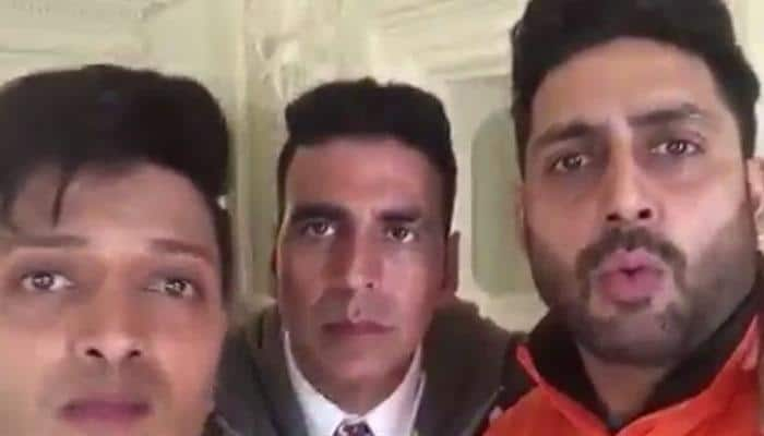 Look who photo-bombed when Akshay Kumar, Abhishek Bachchan and Riteish Deshmukh were in a bathtub