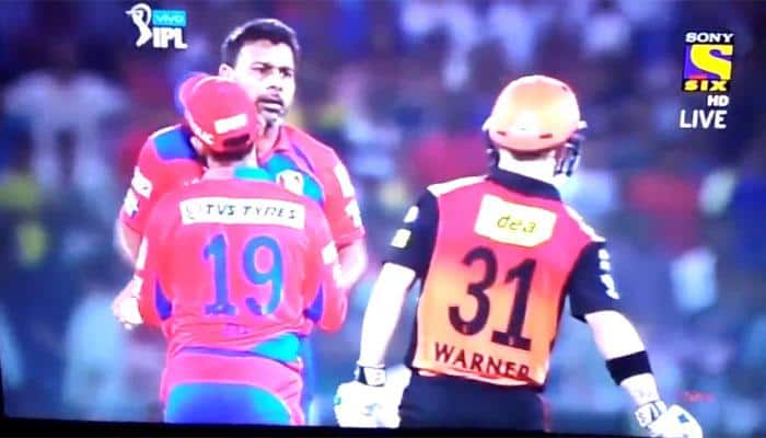 IPL VIDEO: When &#039;livid&#039; Praveen Kumar charged at Hyderabad skipper David Warner