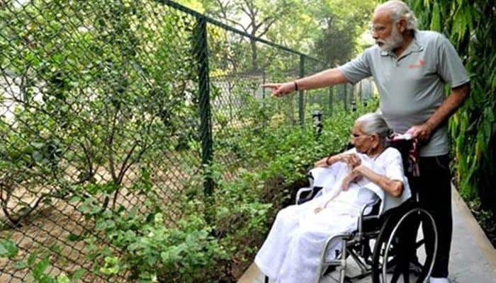 PM Narendra Modi&#039;s mother given Nari Jagran Samman 2016 award