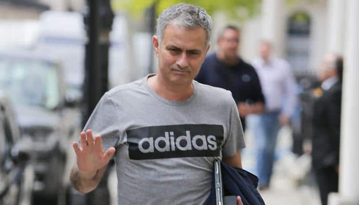 Jose Mourinho makes peace with Bobby Charlton at Manchester United&#039;s training ground