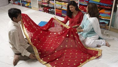 Tips to choose the right sari fabric for summer