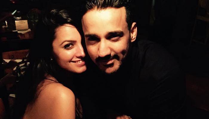Anita Hassanandani &amp; hubby Rohit Reddy's cuddly PDA will give you relationship goals!
