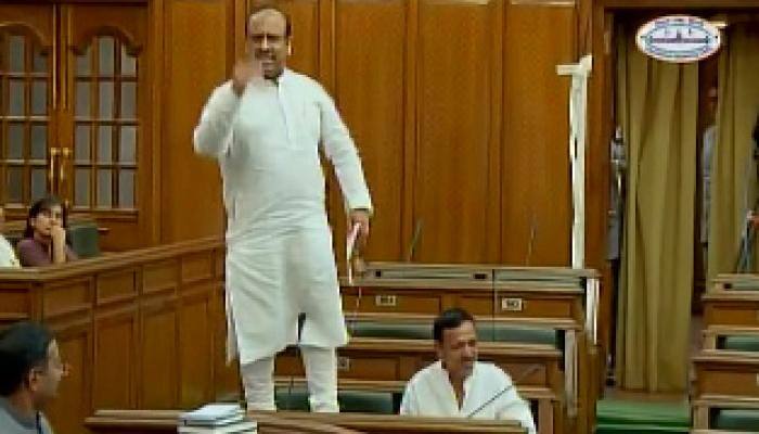 BJP MLA Vijender Gupta makes his point in strange way in Assembly - Must watch video