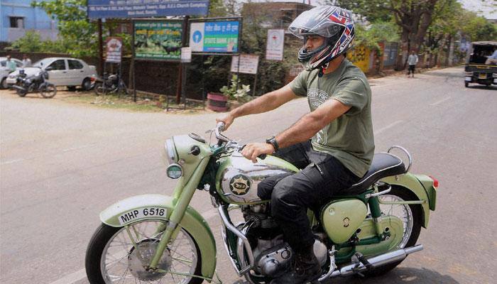 India&#039;s tour of Zimbabwe: When Skipper MS Dhoni rode Harare policeman&#039;s bike – Pic Inside