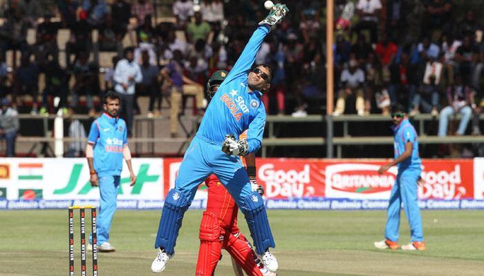When MS Dhoni gifted Zimbabwe coach Makhaya Ntini an autographed bat