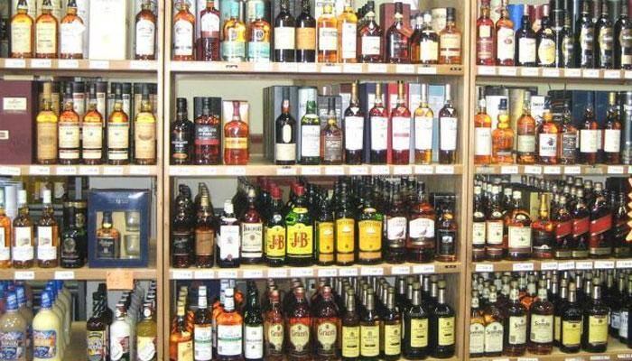 Jayalalithaa govt to close 500 state-run liquor outlets in TN from today