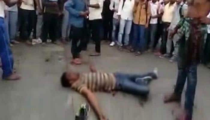 Shocking! Man beaten up and stabbed on Karnataka&#039;s street while bystanders only watch and film attack