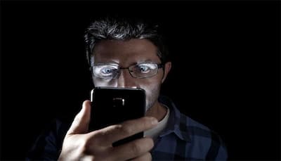 Gazing at smartphone in the dark may cause 'blindness'