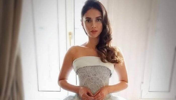 Dolled up in pastel! Aditi Rao Hydari puts her best foot forward at IIFA 2016