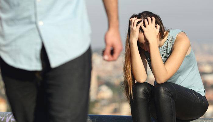 Top 5 signs that your boyfriend is too controlling!