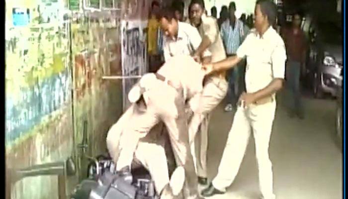 UP cops fight publicly over &#039;share of bribe&#039;, video goes viral - Watch