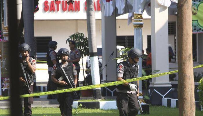 IS-linked suicide bomber hits Indonesia police station